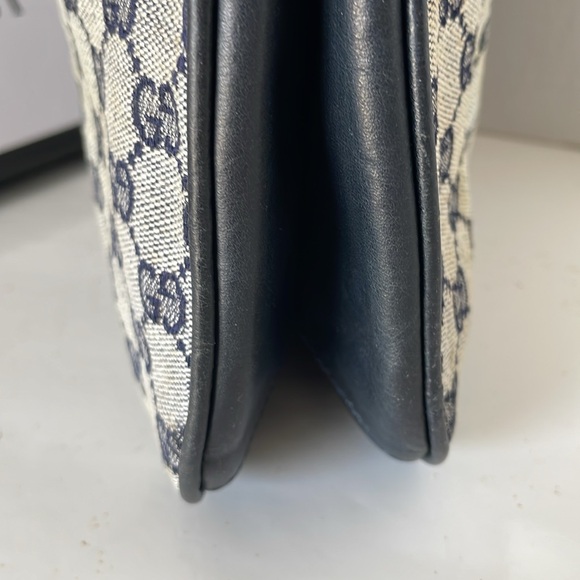 Authentic Gucci Canvas/Leather Shoulder Bag. - Picture 5 of 17